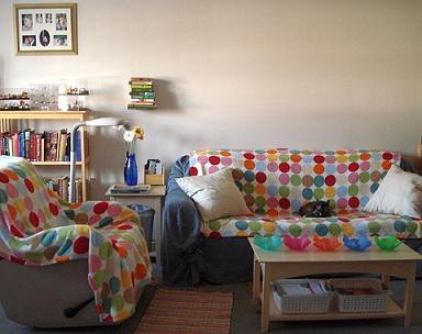poduszki biale do barwnego pokoju